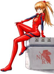 1girl arm_support blue_eyes bodysuit box breasts brown_hair commentary crate fer_yoshimiya from_side full_body grin hair_between_eyes hand_on_own_knee highres interface_headset_(evangelion) knee_up long_hair looking_at_viewer looking_to_the_side mecha_pilot_suit neon_genesis_evangelion nerv on_box plugsuit_(evangelion) rebuild_of_evangelion red_bodysuit simple_background sitting sitting_on_box small_breasts smile solo souryuu_asuka_langley two_side_up white_background