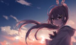 1girl backlighting brown_capelet brown_cloak brown_eyes brown_hair capelet cloak cloud cloudy_sky feather_hair_ornament feathers from_side gremlinbon hair_lift hair_ornament highres hololive hololive_english long_hair looking_at_viewer nanashi_mumei nanashi_mumei_(1st_costume) ponytail ribbon sky solo sunset turning_head twilight very_long_hair virtual_youtuber
