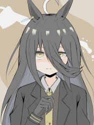 1girl ahoge animal_ears black_coat black_gloves black_hair black_shirt closed_mouth coat collared_shirt ear_tag earrings gloves hair_between_eyes hand_up highres horse_ears horse_girl jewelry long_hair long_hair_between_eyes long_sleeves looking_at_viewer manhattan_cafe_(umamusume) multicolored_hair natuno_tobiuo shirt single_earring smile solo umamusume very_long_hair white_hair yellow_eyes