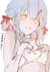 1girl bang_dream! bang_dream!_it&#039;s_mygo!!!!! blue_hair bow breasts chinese_commentary chinese_text commentary_request hair_between_eyes hair_bow hair_ornament hairclip red_bow sidelocks simple_background solo sweets_paradise togawa_sakiko translation_request upper_body white_background yellow_eyes yi_chuan_xian_hua