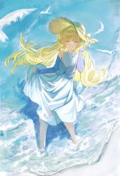 1girl absurdres alternate_costume bare_shoulders bird blonde_hair blue_shirt bow collared_dress commentary dress english_commentary from_above hat hat_bow highres long_hair looking_at_viewer ocean origonz parted_lips phoebe_(wuthering_waves) purple_eyes shirt shore smile solo very_long_hair white_bird white_dress wind wuthering_waves yellow_bow yellow_hat