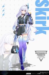 1girl alternate_costume bag black_bag black_shirt casual character_name closed_mouth collared_shirt full_body genshin_impact handbag highres holding holding_bag long_hair long_sleeves midriff multicolored_hair red_eyes shiba_(tonari_no_shiba_inu) shirt skirk_(genshin_impact) skirt smile standing thigh_strap white_hair zoom_layer