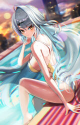 1girl absurdres alternate_costume breasts closed_mouth commentary floating_hair gang_ryeol grey_hair hair_ornament hairclip hand_up highres large_breasts long_hair looking_at_viewer looking_back one-piece_swimsuit outdoors poolside sitting smile solo swimsuit two-tone_one-piece_swimsuit very_long_hair white_one-piece_swimsuit yellow_eyes yellow_one-piece_swimsuit yixuan_(zenless_zone_zero) zenless_zone_zero