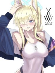 1girl animal_ear_fluff animal_ears armband blonde_hair blue_archive blue_eyes blue_halo blue_jacket breasts clenched_teeth competition_swimsuit dog_ears dog_girl extra_ears hair_over_one_eye halo highleg highleg_one-piece_swimsuit jacket kanna_(blue_archive) kanna_(swimsuit)_(blue_archive) kazu_kichi large_breasts logo long_bangs long_hair looking_at_viewer notched_ear official_alternate_costume one-piece_swimsuit ponytail purple_armband sharp_teeth simple_background solo swimsuit teeth upper_body white_background white_one-piece_swimsuit