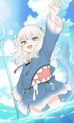 1girl arm_up blue_eyes blue_hair blue_hoodie blue_sky cloud commentary cumulonimbus_cloud day english_commentary feet_out_of_frame fins fish_tail floating_hair gawr_gura gawr_gura_(1st_costume) grey_hair hair_ornament holding holding_polearm holding_weapon hololive hololive_english hood hoodie lens_flare light_rays long_hair long_sleeves looking_at_viewer multicolored_hair ocean open_mouth outdoors ozu_(user_sjjz4357) polearm shark_girl shark_hair_ornament shark_tail sharp_teeth sky smile solo standing streaked_hair sunbeam sunlight tail tail_raised teeth trident virtual_youtuber wading water waving weapon wide_sleeves