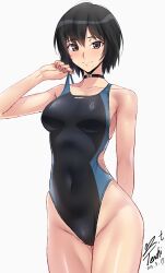 1girl absurdres amagami arm_behind_back bare_arms black_choker black_eyes black_hair black_one-piece_swimsuit blue_one-piece_swimsuit blush breasts choker closed_mouth commentary competition_swimsuit covered_navel cowboy_shot dated hair_between_eyes hand_up highleg highleg_one-piece_swimsuit highres large_breasts legs_together looking_at_viewer nanasaki_ai one-piece_swimsuit short_hair signature simple_background smile solo standing strap_pull swimsuit teeth two-tone_one-piece_swimsuit water_drop wet white_background yoo_tenchi