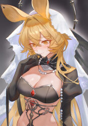 1girl @_@ absurdres animal_ears arknights arm_up black_background black_gloves blonde_hair blush breasts cleavage closed_mouth clothing_cutout commentary_request crop_top crossed_bangs dorothy_(arknights) dorothy_(hand_of_destiny)_(arknights) embarrassed gloves hair_between_eyes hair_intakes highres holding holding_jewelry holding_necklace jewelry large_breasts long_hair long_sleeves mouse_ears mouse_girl necklace pearl_necklace puffy_sleeves ring smile solo sweatdrop uof veil very_long_hair yellow_eyes