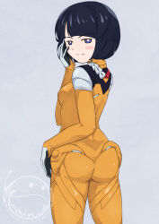 1girl ass black_hair blue_eyes bodysuit breasts commentary_request grey_background gundam gundam_gquuuuuux highres looking_at_viewer looking_back mature_female mecha_pilot_suit medium_hair normal_suit_(gundam) orange_bodysuit shiiko_sugai simple_background smile solo soumanantoka