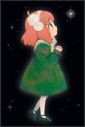 1girl ahoge anya_(spy_x_family) black_background border bow child commentary_request dress flower from_side full_body green_dress green_eyes green_shoes grey_border hair_flower hair_ornament hairband hands_up highres interlocked_fingers lace lace-trimmed_dress lace_bow lace_trim looking_up mary_janes medium_hair no_ichigo own_hands_clasped own_hands_together parted_lips pink_hair polka_dot polka_dot_dress praying rose shoes solo spy_x_family standing star_(sky) thighhighs white_bow white_flower white_hairband white_rose white_thighhighs