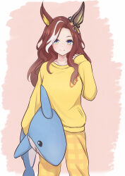 1girl animal_ears blue_eyes brown_hair chahiro closed_mouth collarbone commentary cowboy_shot daring_heart_(umamusume) ear_covers ear_ornament hair_ornament hair_over_one_eye hand_in_own_hair heart heart_hair_ornament highres holding holding_stuffed_toy horse_ears horse_girl long_hair long_sleeves looking_at_viewer multicolored_hair pajamas pants pink_background shark simple_background single_ear_cover smile solo straight-on streaked_hair stuffed_animal stuffed_shark stuffed_toy umamusume white_hair yellow_pajamas yellow_pants