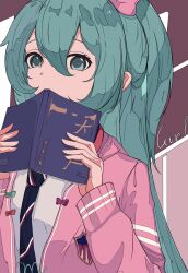 1girl absurdres black_necktie book book_to_mouth cardigan covered_mouth covering_own_mouth green_eyes green_hair hair_between_eyes hands_up hatsune_miku highres holding holding_book long_hair necktie pink_cardigan shirt solo upper_body very_long_hair vocaloid white_shirt xiao_jin_caoooooooi