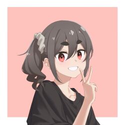 1girl black_shirt blush border brown_hair gaoqiaoyuyin_takahashi grin hair_ornament hair_scrunchie hashtag-only_commentary highres kiriyama_an looking_at_viewer mono_(afro) outside_border pink_background portrait red_eyes scrunchie shirt short_eyebrows side_ponytail smile solo t-shirt teeth thick_eyebrows v white_border