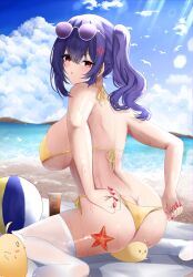 &gt;_&lt; 1girl absurdres anger_vein ass azur_lane back ball beach beachball blue_sky breasts butt_crack cloud cloudy_sky commentary_request day eyewear_on_head hair_between_eyes highres large_breasts long_hair looking_at_viewer manjuu_(azur_lane) manjuu_abuse_(azur_lane) ocean outdoors pola_(azur_lane) pola_(seaside_coincidence)_(azur_lane) purple_hair red_eyes rei_tuki sky solo starfish sunglasses sunlight swimsuit very_long_hair water wet_thighhighs