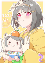 Rule 34 | 1girl, absurdres, blush, bow, brown gloves, brown hair, chinese zodiac, commentary, dated, food, fruit, gloves, hair ornament, hairband, hairclip, highres, holding, japanese clothes, jewelry, kasumin box, kimono, looking at viewer, love live!, love live! nijigasaki high school idol club, nakasu kasumi, necklace, orange (fruit), pearl necklace, pink eyes, sasuke (love live!), smile, snake, solo, thio lovelive, year of the snake, yellow background, yellow kimono