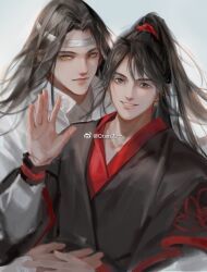 2boys black_hair black_hanfu chinese_clothes closed_mouth grey_eyes hand_up hanfu headband high_ponytail holding_hands hug hug_from_behind lan_wangji long_hair long_sleeves looking_at_viewer male_focus modao_zushi multiple_boys oten parted_lips ponytail robe simple_background smile third-party_source upper_body wei_wuxian white_hanfu white_headband yaoi yellow_eyes