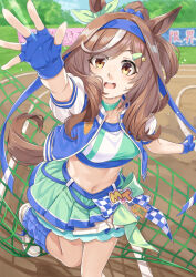 1girl animal_ears arm_up blue_gloves blue_hairband blue_jacket blue_sky blue_socks bow breasts brown_eyes brown_hair cloud collarbone commentary_request cropped_jacket day ear_ribbon fingerless_gloves gloves green_ribbon green_skirt hair_intakes hair_ornament hairband hairclip horse_ears horse_girl horse_tail jacket long_hair loose_socks matikane_tannhauser_(blue_turbulence)_(umamusume) matikane_tannhauser_(umamusume) medium_breasts miri_(ago550421) multicolored_hair navel net open_clothes open_jacket open_mouth outdoors outstretched_arm pleated_skirt ponytail puffy_short_sleeves puffy_sleeves ribbed_legwear ribbon shoes short_sleeves skirt sky socks solo standing standing_on_one_leg star_(symbol) star_hair_ornament streaked_hair sweat tail teeth umamusume upper_teeth_only white_hair white_shoes