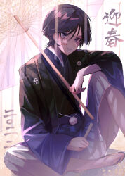 Rule 34 | 1boy, 2022, absurdres, alternate costume, arm on knee, black hair, black haori, black kimono, black sand, black sleeves, blue hakama, blunt ends, curled fingers, eyeliner, eyeshadow, genshin impact, gradient sleeves, grey eyes, hair between eyes, hakama, hakama pants, hand fan, haori, haori himo, highres, holding, holding fan, japanese clothes, juban, kimono, knee up, long sleeves, looking at viewer, makeup, male focus, mitsudomoe (shape), nero hanken, oil-paper umbrella, open mouth, pants, purple sleeves, red eyeliner, red eyeshadow, scaramouche (genshin impact), sitting, smile, solo, toes, tomoe (symbol), translation request, umbrella, white hakama, white kimono, white mouth, wispy bangs