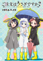 3girls :d abstract_background anime_coloring black_poncho blue_eyes blue_hair blue_umbrella blunt_bangs boots buttons character_print child chimame-tai closed_mouth copyright_name dated dot_mouth dot_nose english_text expressionless gochuumon_wa_usagi_desu_ka? grey_poncho jouga_maya kafuu_chino koi_(koisan)_(style) logo matching_outfits multiple_girls natsu_megumi official_art open_mouth outstretched_arm outstretched_hand rain_poncho red_eyes red_hair red_umbrella rubber_boots smile sparkle standing umbrella white_poncho yellow_boots yellow_eyes