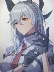 1girl adjusting_clothes adjusting_gloves armband black_armband black_choker black_gloves black_horns chest_harness choker chromatic_aberration closed_mouth collared_shirt commentary curled_horns gloves grey_hair hair_between_eyes harness highres horns kopi_(user_ajtn7422) long_hair multicolored_hair necktie portrait red_eyes red_necktie shirt signature solo streaked_hair white_shirt wuthering_waves zani_(wuthering_waves)