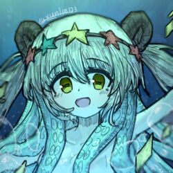 1girl arm_up black_horns black_souls black_souls_2 blue_background bubble color_filter colored_skin green_eyes happy head_wreath horizontal_pupils horns kuti_(black_souls) light_blush long_hair looking_at_viewer looking_to_the_side mole mole_under_mouth monster_girl multicolored_hair no_shirt open_mouth scylla signature smile solo symbol-shaped_pupils tentacle_hair twintails white_hair xun_lin_(pixiv_93392103)