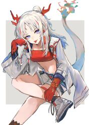 1girl absurdres arknights bandeau beads border chromatic_aberration colored_extremities commentary crop_top dragon_girl dragon_horns dragon_tail foot_out_of_frame grey_background grey_hair grey_jacket grey_shorts grey_tail hand_on_own_ankle head_rest highres horns invisible_chair jacket looking_at_viewer medium_hair midriff multicolored_hair navel nian_(arknights) open_clothes open_jacket open_mouth outside_border pointy_ears purple_eyes red_bandeau red_hair shorts simple_background sitting smile solo streaked_hair sudadachi tail tail_raised tongue tongue_out white_border