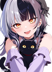 1girl absurdres akamiya_mumu alternate_costume black_cat black_hair cat commentary detached_sleeves english_commentary grey_hair highres hololive hololive_english looking_at_viewer multicolored_hair open_mouth shiori_novella shirt smile solo split-color_hair virtual_youtuber white_shirt white_sleeves yellow_eyes