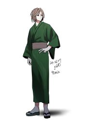 1boy absurdres alternate_costume brown_hair brown_sash closed_mouth commentary_request dated expressionless full_body geta green_kimono hand_on_own_hip harada_mutei highres japanese_clothes kimono korean_commentary long_sleeves male_focus obi plus_omega_a red_eyes saibou_shinkyoku sash short_hair simple_background solo standing swept_bangs white_background