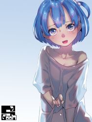 1girl artist_logo artist_name clothes_lift collarbone fang female_focus hair_bobblee highres lifting_own_clothes logo looking_at_viewer navel off_shoulder open_mouth original shirt shirt_lift short_hair solo soon_(c-u-soon) upper_body white_shirt