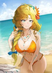 1girl absurdres bare_shoulders beach bikini blonde_hair blue_eyes blue_hairband blue_sky cloud cowboy_shot day fang fang_out flower hair_flower hair_ornament hairband hand_up highres horizon jewelry leaning_forward long_braid looking_at_viewer mole mole_under_eye navel necklace ocean official_alternate_costume orange_bikini orange_flower outdoors pingfan_de_mao red_flower reverse:1999 sand scales sky smile solo swimsuit vila_(by_the_painted_city)_(reverse:1999) vila_(reverse:1999)