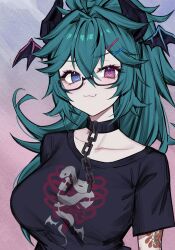 1girl :3 arm_tattoo aruna_reaver black_collar black_horns black_shirt blue_eyes breasts chain collar collarbone emu_(confisery) fang glasses green_hair hair_ornament hairpin head_wings heterochromia highres horns indie_virtual_youtuber long_hair pink_eyes semi-rimless_eyewear shirt solo tattoo upper_body virtual_youtuber wings