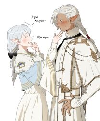 +++ 1boy 1girl ^_^ ameliance_leveilleur artist_name blue_eyes blush bow braid capelet closed_eyes commentary_request cowboy_shot elezen elf final_fantasy final_fantasy_xiv fourchenault_leveilleur from_side giggling grin hair_bow hand_on_another&#039;s_chin hand_on_own_hip hetero highres husband_and_wife korean_commentary korean_text long_hair looking_at_another low-braided_long_hair low-tied_long_hair pointy_ears profile robe signature simple_background single_braid smile standing sweatdrop swept_bangs translation_request white_background white_capelet white_hair white_robe zeldm