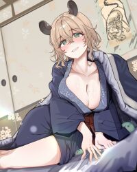 1girl absurdres black_kimono breasts brown_hair cleavage collarbone green_eyes highres indie_virtual_youtuber indoors japanese_clothes kimono large_breasts nimi_nightmare parted_lips punpond short_hair smile virtual_youtuber