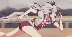 1girl absurdres animal_ears black_hair blurry blurry_background buruma from_side grey_hair grin hair_ornament highres hololive hololive_english horse_ears horse_girl horse_tail kemonomimi_mode looking_ahead multicolored_hair o-ring original_race_uniform_(umamusume) race_bib red_buruma running shiori_novella shirt smile solo sumosumo tail twitter_username two-tone_hair umamusume virtual_youtuber white_shirt yellow_eyes