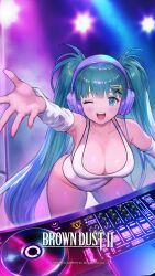 1girl armpits blush breasts brown_dust_(series) brown_dust_2 cleavage copyright_name detached_sleeves dj eyebrows_hidden_by_hair feet_out_of_frame green_hair groin hair_ornament hairclip headphones highleg highleg_leotard highres large_breasts leotard long_hair looking_at_viewer mixing_console neon_lights official_art official_wallpaper one_eye_closed open_mouth outstretched_arm rave_party second-party_source smile solo spotlight teeth twintails upper_teeth_only venaka_(brown_dust_2) very_long_hair white_leotard white_sleeves
