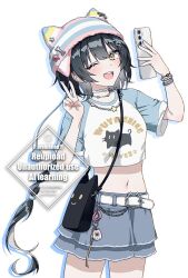 1girl bag black_bag black_hair blue_skirt cat clothes_writing colored_inner_hair crop_top denim denim_skirt female_rover_(wuthering_waves) grey_hair hair_between_eyes hand_up looking_at_viewer midriff miniskirt multicolored_hair navel official_alternate_costume one_eye_closed rover_(wuthering_waves) short_sleeves shoulder_bag skirt solo tiered_skirt v white_background wuthering_waves wuwa_myurang yellow_eyes