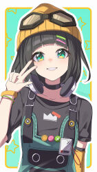 1girl black_choker black_hair black_shirt border bracelet chinese_commentary choker commentary_request green_background green_eyes hat headphones headphones_around_neck highres jewelry looking_at_viewer md5_mismatch orange_hat parted_lips shirt signature smile so_zei_tama_tama solo susie_(zenless_zone_zero) upper_body w white_border zenless_zone_zero