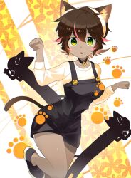 1girl animal animal_ears bell black_cat black_overalls brown_hair cat cat_ears cat_girl cat_tail choker closed_mouth collarbone cropped_legs dot_mouth dot_nose green_eyes hairband highres looking_at_viewer multicolored_hair neck_bell original overalls parted_lips paw_print pink_hair shirt short_hair solo standing standing_on_one_leg streaked_hair tail toconikky two-tone_hair white_hairband white_shirt
