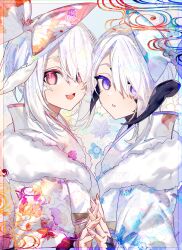 2girls absurdres au_ra bow dragon_girl dragon_horns final_fantasy final_fantasy_xiv fur-trimmed_kimono fur_trim furisode hair_bow highres holding_hands horns interlocked_fingers japanese_clothes kimono motsuni_(lxxe1120) multiple_girls obi print_kimono purple_eyes red_eyes sash scales short_hair warrior_of_light_(ff14) white_hair