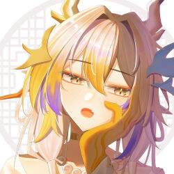 1girl :o absurdres airtair ambience_synesthesia arknights blonde_hair blush chinese_commentary choker colored_extremities commentary_request dragon_girl dragon_horns fang grey_eyes hair_between_eyes hair_intakes hair_ornament hand_on_own_cheek hand_on_own_face highres horns jewelry long_hair multicolored_hair necklace official_alternate_costume open_mouth pearl_necklace purple_hair shu_(arknights) shu_(bingwenyuyou)_(arknights) skin_fang solo white_hair yellow_choker