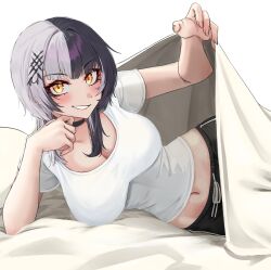 1girl bed_invitation bed_sheet black_choker black_hair breasts choker cleavage commentary english_commentary grey_hair hair_ornament highres hololive hololive_english large_breasts long_hair looking_at_viewer lying mmneko multicolored_hair navel on_side shiori_novella shirt solo split-color_hair two-tone_hair virtual_youtuber white_background white_shirt yellow_eyes