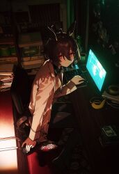 1girl agnes_tachyon_(umamusume) animal_ears arm_on_table bags_under_eyes black_pants book book_stack brown_hair cable carpet chair closed_mouth collared_shirt computer_keyboard cup dark full_body hair_between_eyes happy highres holding holding_pen horse_ears horse_girl indoors lab_coat lapels long_sleeves looking_at_viewer monitor notched_lapels office_chair on_chair pants pen red_eyes shirt short_hair sitting smile solo swivel_chair table tea umamusume yellow_shirt youzha_kuoyueji_xiaotianshi