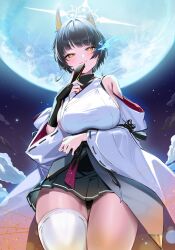 1girl absurdres bare_shoulders black_hair black_skirt blue_archive blunt_bangs blush breasts bridal_gauntlets broken_horn detached_sleeves earrings eyeliner felnemo folding_fan halo hand_fan highres hoop_earrings horns japanese_clothes jewelry kimono large_breasts looking_at_viewer makeup mole mole_under_eye night night_sky niya_(blue_archive) pleated_skirt sash short_hair sideboob single_bridal_gauntlet single_thighhigh skirt sky sleeveless sleeveless_kimono smile solo tassel thighhighs thighs white_kimono white_thighhighs wide_sleeves yellow_eyes