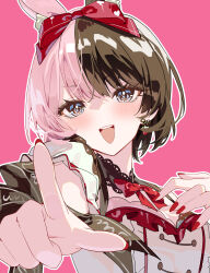 1girl absurdres amopui animal_ears blue_eyes blush bow bowtie brown_hair commentary earrings highres jewelry looking_at_viewer multicolored_hair open_mouth outline pink_background pink_hair pointing pointing_at_viewer red_bow red_bowtie solo split-color_hair tachibana_hinano tachibana_hinano_(4th_costume) teeth two-tone_hair upper_teeth_only virtual_youtuber vspo! white_outline