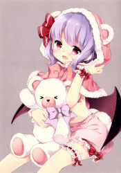 &gt;_&lt; 1girl :d absurdres animal_hood aogiri_sei bat_wings bear_hood bloomers bow capelet cowboy_shot fang frilled_thigh_strap hair_ribbon highres holding holding_stuffed_toy hood hooded_capelet looking_at_viewer open_mouth pink_bloomers pink_capelet purple_bow purple_hair red_eyes red_ribbon remilia_scarlet ribbon short_hair skin_fang smile solo stuffed_animal stuffed_toy teddy_bear thigh_strap third-party_source touhou underwear wings wrist_cuffs