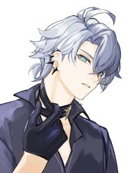 1boy antenna_hair black_choker black_gloves black_shirt blue_eyes choker collared_shirt commentary earclip gloves half_gloves highres honkai:_star_rail honkai_(series) looking_at_viewer male_focus official_alternate_costume okkobc parted_bangs parted_lips pectoral_cleavage pectorals phainon_(fashion)_(honkai:_star_rail) phainon_(honkai:_star_rail) ponytail shirt short_hair simple_background solo symbol-only_commentary upper_body white_background white_hair