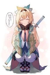 1girl annin_oekaki blonde_hair brown_gloves closed_mouth commentary_request facing_viewer fingerless_gloves gloves haori highres hololive japanese_clothes katana kazama_iroha kazama_iroha_(1st_costume) long_sleeves pantyhose sandals simple_background smile solo squatting sword sword_on_back translation_request virtual_youtuber weapon weapon_on_back white_background white_pantyhose yellow_haori