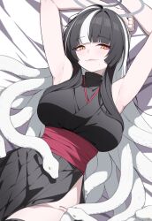 1girl armpits azami_(blue_archive) black_hair black_kimono blue_archive breasts closed_mouth fangs fangs_out hair_intakes highres japanese_clothes kimono large_breasts long_hair looking_at_viewer lying multicolored_hair obi on_back red_sash reia_76 sash side_slit sleeveless sleeveless_kimono slit_pupils smile snake_hair solo streaked_hair two-tone_hair white_hair yellow_eyes