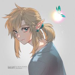 1boy 1other artist_name blonde_hair blue_eyes earrings fairy glowing grey_background grey_shirt hair_between_eyes jewelry link looking_at_viewer looking_back low_ponytail male_focus medium_hair navi nintendo nito_minatsuki pointy_ears ponytail shirt sidelocks smile the_legend_of_zelda the_legend_of_zelda:_breath_of_the_wild thick_eyebrows upper_body