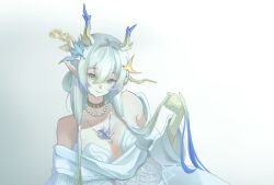 1girl ambience_synesthesia arknights bare_shoulders blonde_hair blue_eyes blue_hair breasts chinese_commentary closed_mouth colored_extremities commentary_request dragon_girl dragon_horns gradient_background grey_background grey_hair hair_between_eyes hair_lift hair_ornament horns jewelry large_breasts long_hair luo_mi_101 multicolored_hair necklace off_shoulder official_alternate_costume pearl_necklace pendant pointy_ears shu_(arknights) shu_(bingwenyuyou)_(arknights) smile solo very_long_hair white_background