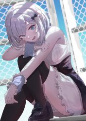 1girl absurdres bare_shoulders black_shoes black_skirt black_thighhighs blue_eyes blue_sky bow chain-link_fence cross_hair_ornament fence frilled_cuffs frilled_skirt frills gate grey_hair hair_bow hair_ornament high-waist_skirt highres kaga_sumire kaga_sumire_(4th_costume) leg_up limit_(lim_no_sabuaka) loafers looking_at_viewer lower_teeth_only open_mouth ribbed_shirt shirt shoes short_hair sitting skirt sky sleeveless sleeveless_shirt solo teeth thick_eyelashes thighhighs thighs tongue virtual_youtuber vspo! white_shirt white_skirt wide-eyed wrist_cuffs